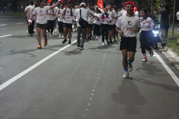 Race photo from PIK NITE RUN VIBES