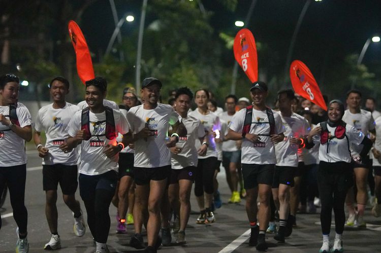 Race photo from PIK NITE RUN VIBES