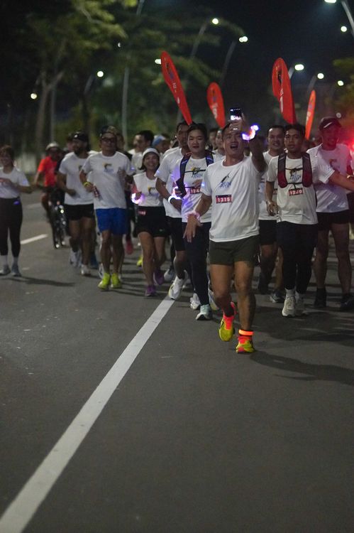 Race photo from PIK NITE RUN VIBES