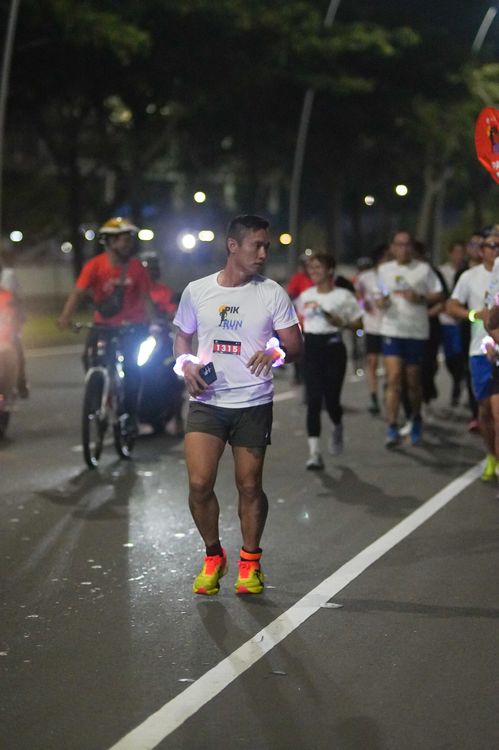 Race photo from PIK NITE RUN VIBES