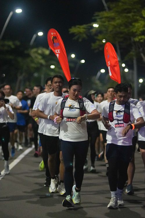 Race photo from PIK NITE RUN VIBES
