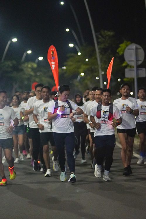 Race photo from PIK NITE RUN VIBES