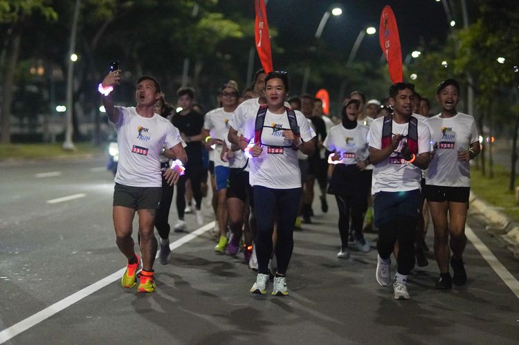 Race photo from PIK NITE RUN VIBES