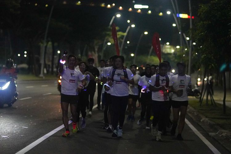 Race photo from PIK NITE RUN VIBES