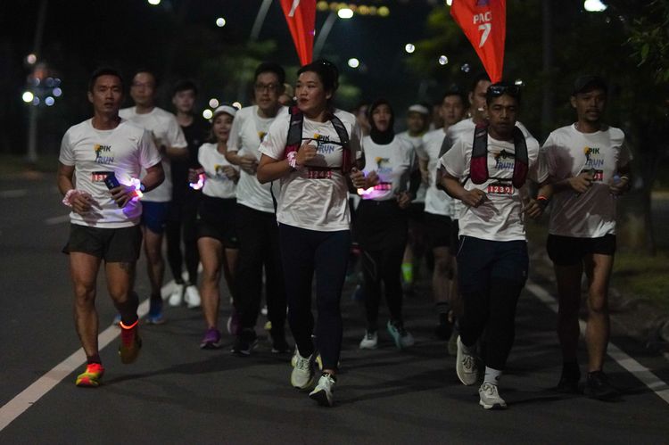 Race photo from PIK NITE RUN VIBES