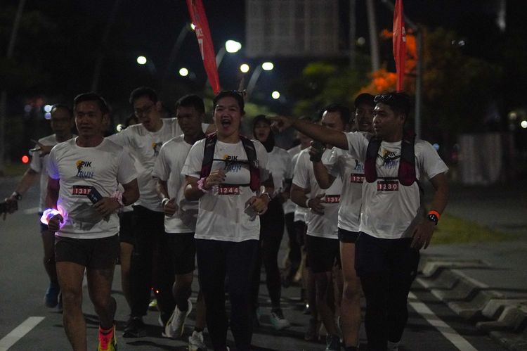 Race photo from PIK NITE RUN VIBES