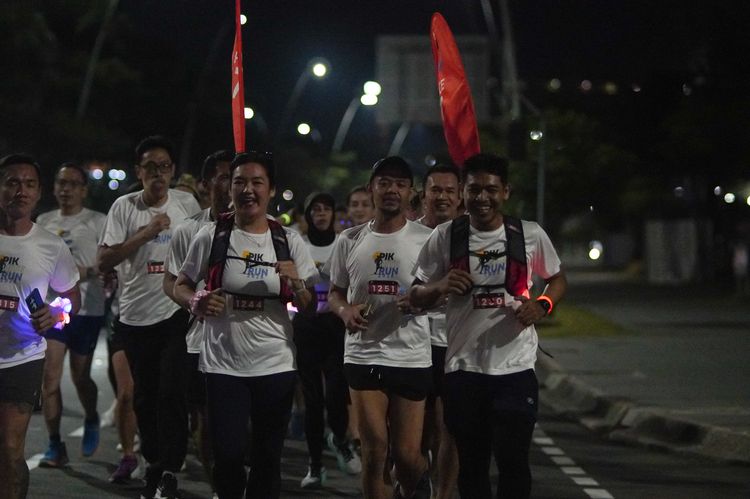 Race photo from PIK NITE RUN VIBES