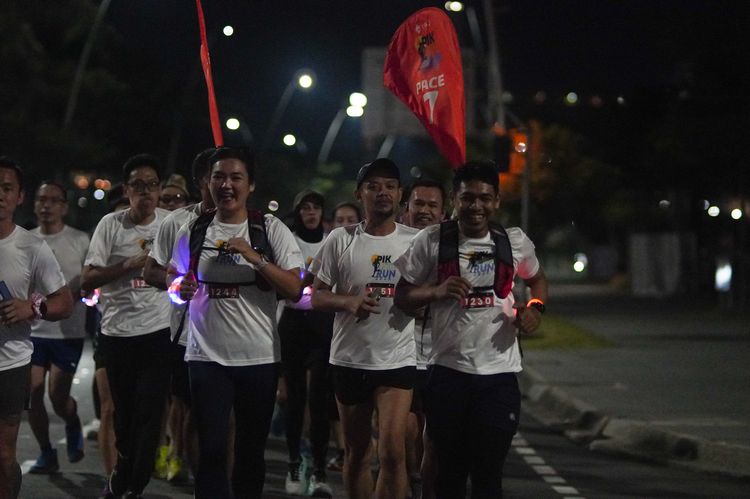 Race photo from PIK NITE RUN VIBES