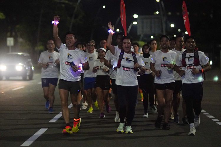Race photo from PIK NITE RUN VIBES