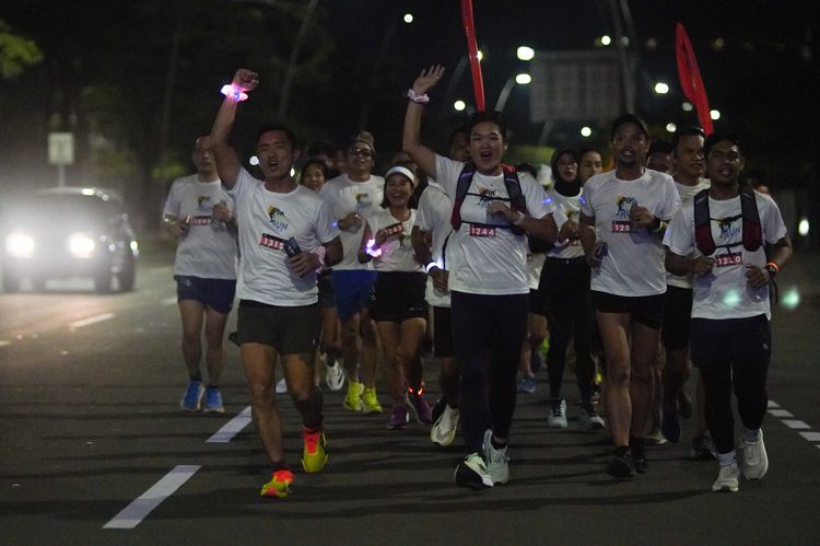 Race photo from PIK NITE RUN VIBES