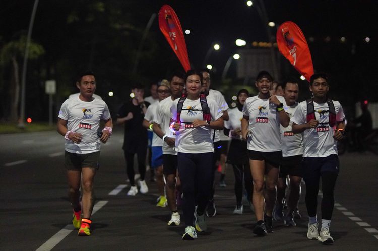 Race photo from PIK NITE RUN VIBES