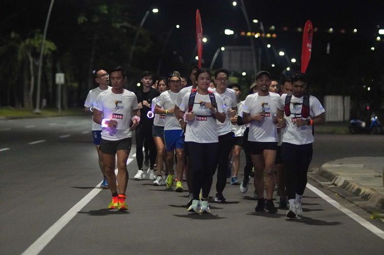 Race photo from PIK NITE RUN VIBES