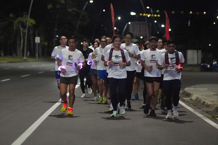 Race photo from PIK NITE RUN VIBES