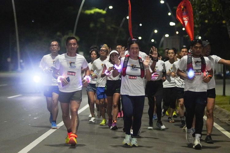 Race photo from PIK NITE RUN VIBES