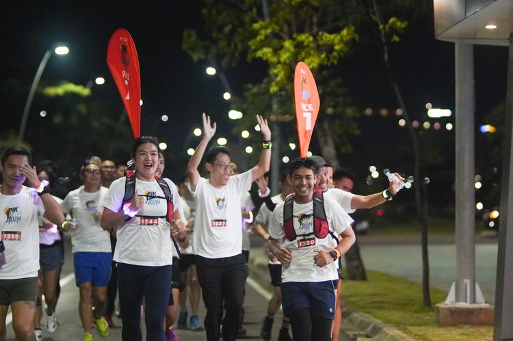 Race photo from PIK NITE RUN VIBES