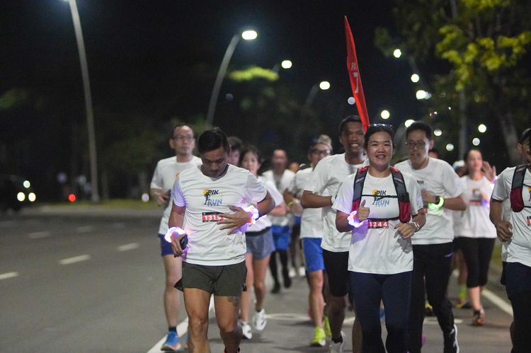 Race photo from PIK NITE RUN VIBES