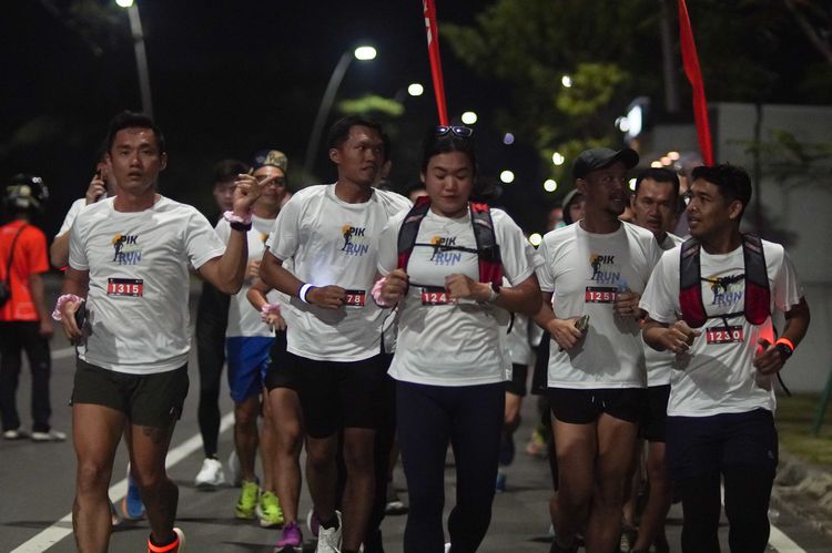 Race photo from PIK NITE RUN VIBES