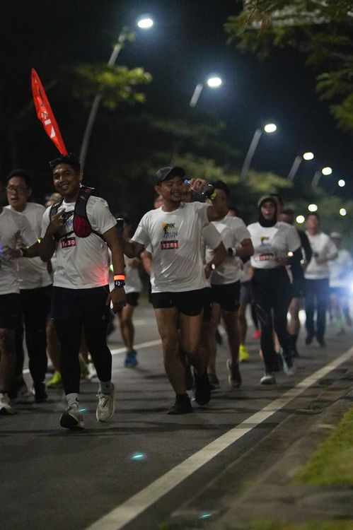 Race photo from PIK NITE RUN VIBES
