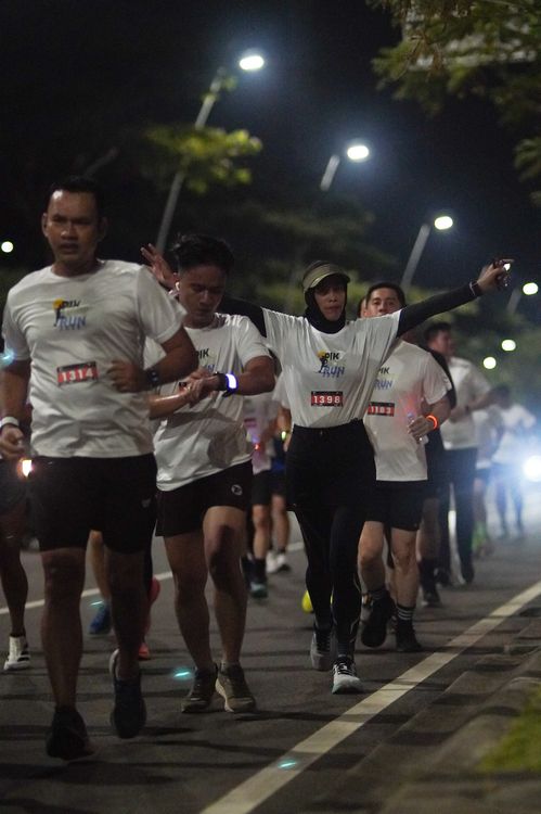 Race photo from PIK NITE RUN VIBES