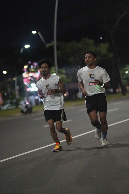 Race photo from PIK NITE RUN VIBES