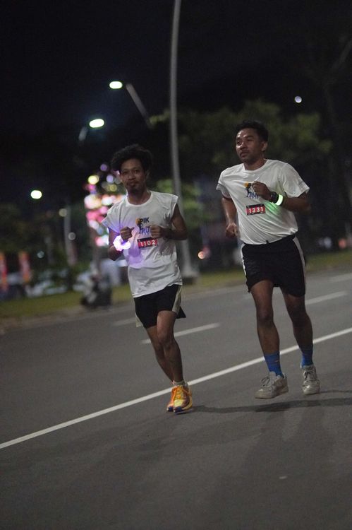 Race photo from PIK NITE RUN VIBES