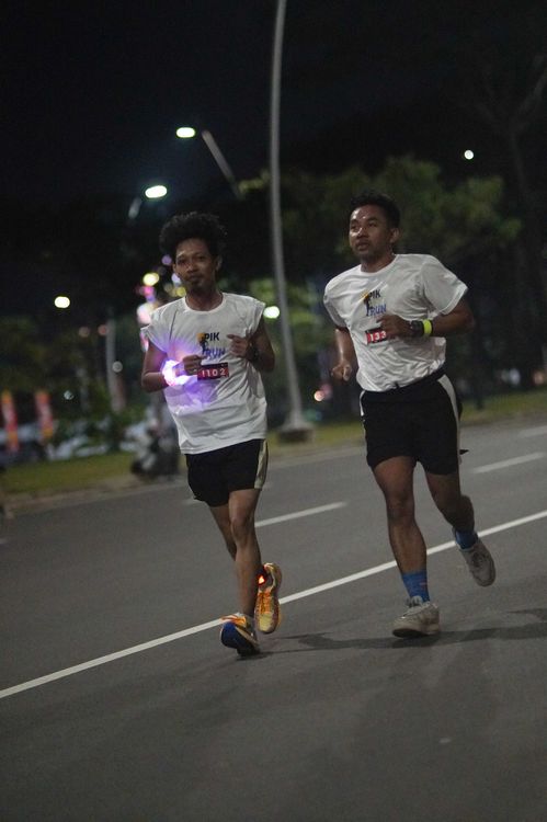 Race photo from PIK NITE RUN VIBES