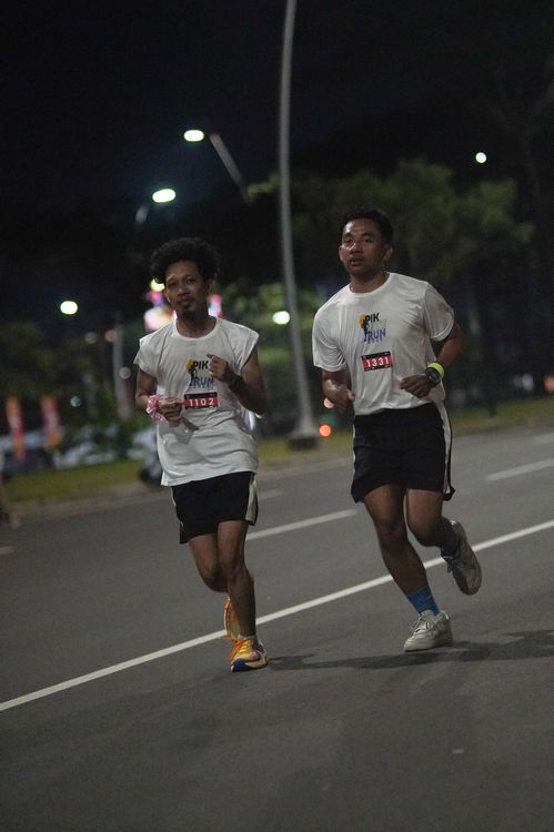 Race photo from PIK NITE RUN VIBES