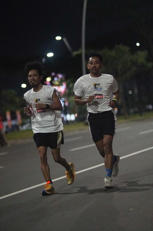 Race photo from PIK NITE RUN VIBES