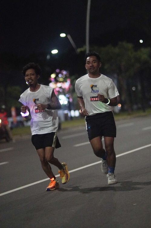 Race photo from PIK NITE RUN VIBES