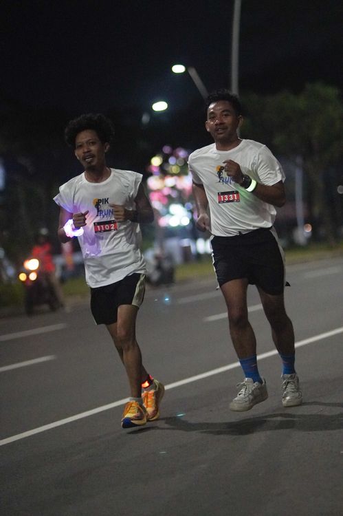 Race photo from PIK NITE RUN VIBES
