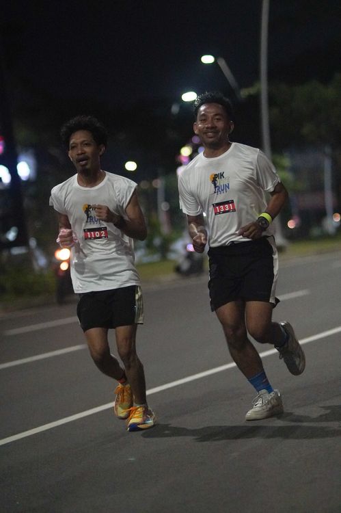 Race photo from PIK NITE RUN VIBES