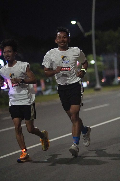 Race photo from PIK NITE RUN VIBES