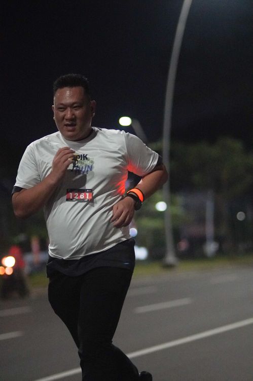 Race photo from PIK NITE RUN VIBES