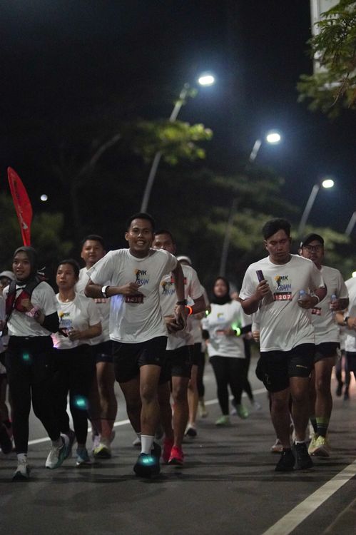 Race photo from PIK NITE RUN VIBES
