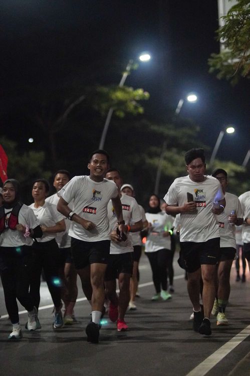 Race photo from PIK NITE RUN VIBES