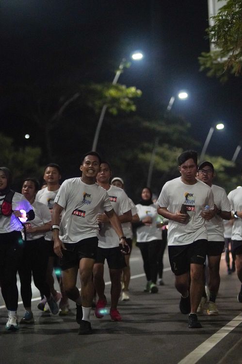 Race photo from PIK NITE RUN VIBES