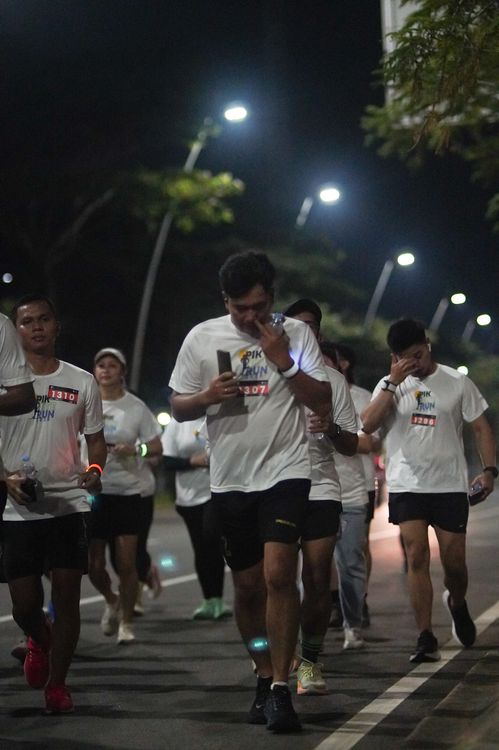 Race photo from PIK NITE RUN VIBES
