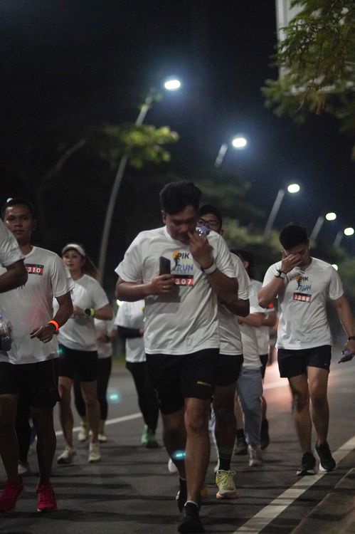 Race photo from PIK NITE RUN VIBES