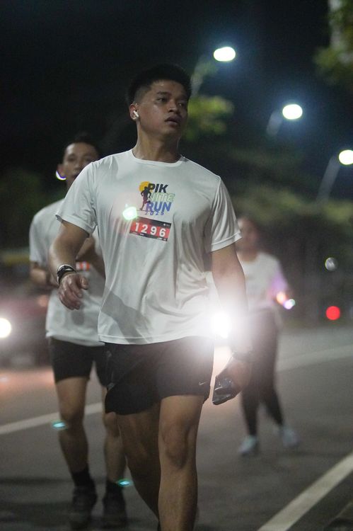Race photo from PIK NITE RUN VIBES
