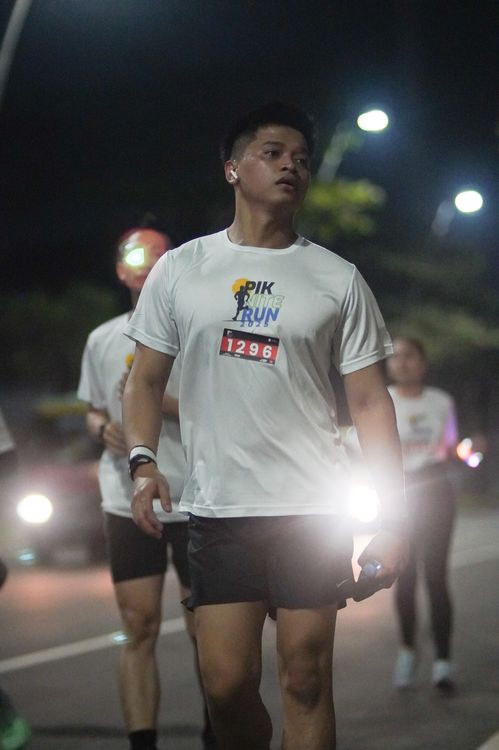 Race photo from PIK NITE RUN VIBES