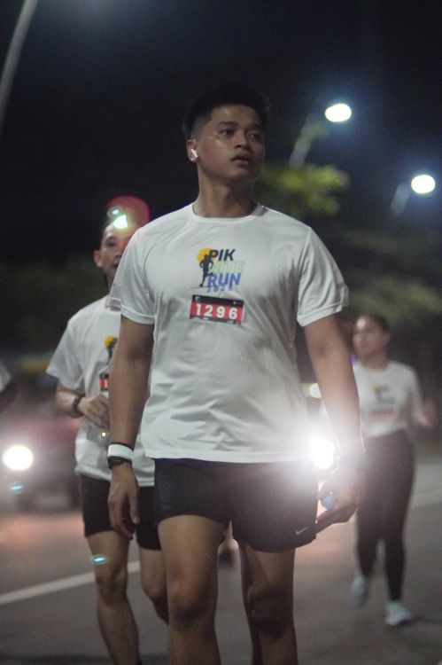 Race photo from PIK NITE RUN VIBES