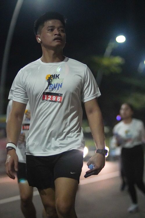 Race photo from PIK NITE RUN VIBES