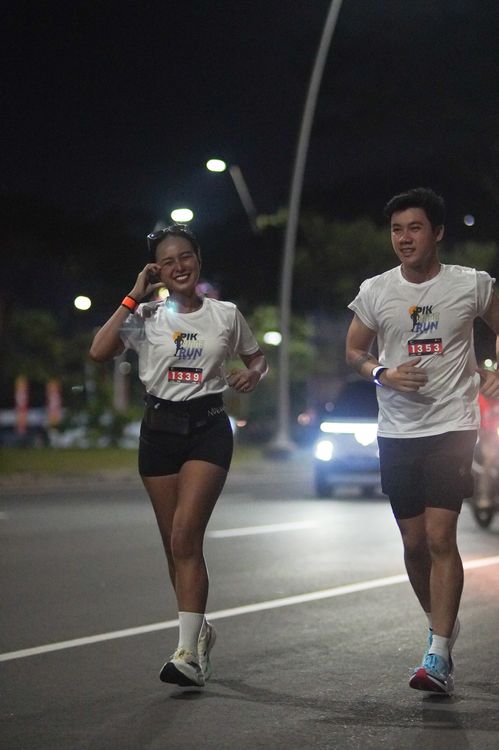 Race photo from PIK NITE RUN VIBES