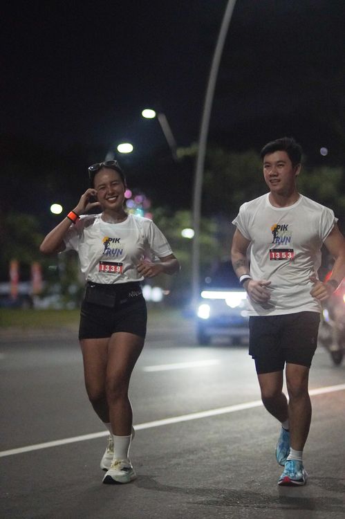 Race photo from PIK NITE RUN VIBES