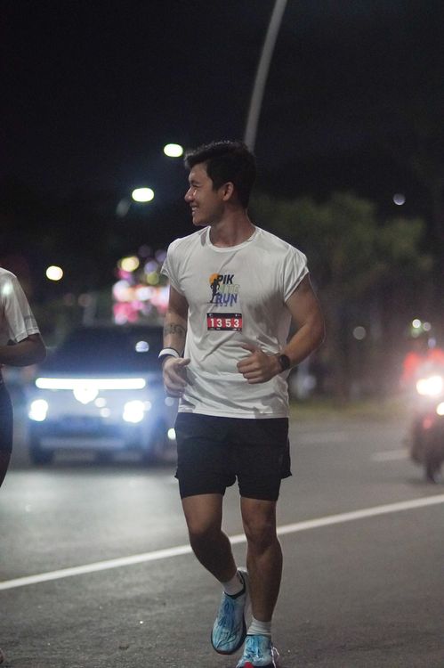 Race photo from PIK NITE RUN VIBES