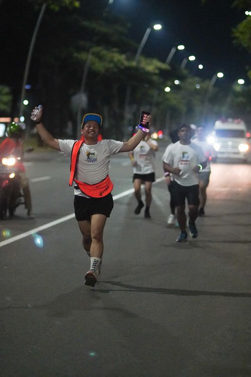 Race photo from PIK NITE RUN VIBES