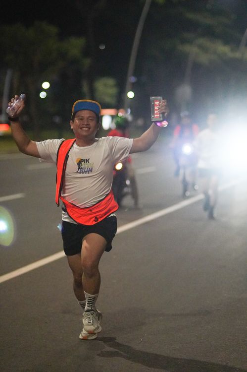 Race photo from PIK NITE RUN VIBES
