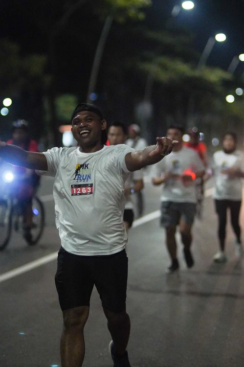 Race photo from PIK NITE RUN VIBES