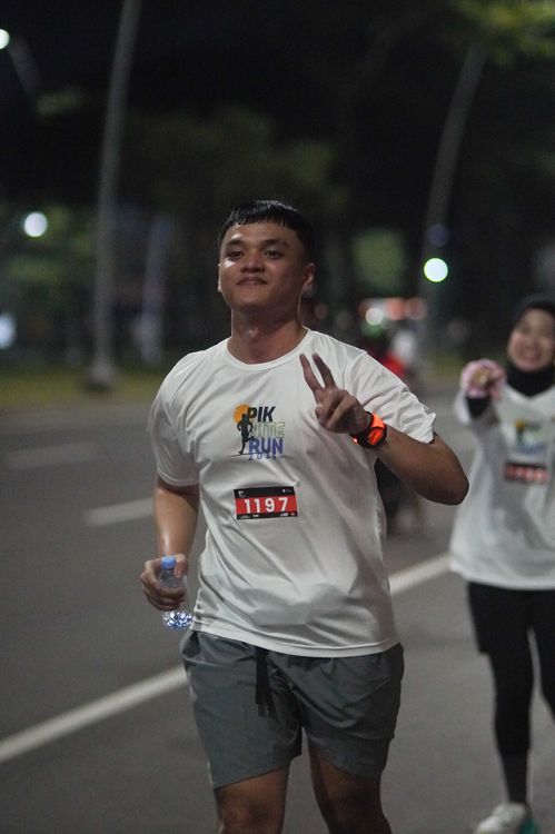 Race photo from PIK NITE RUN VIBES