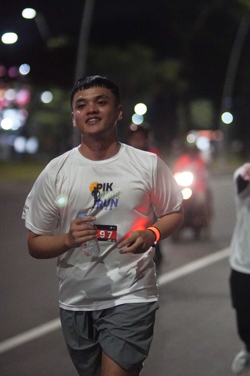 Race photo from PIK NITE RUN VIBES